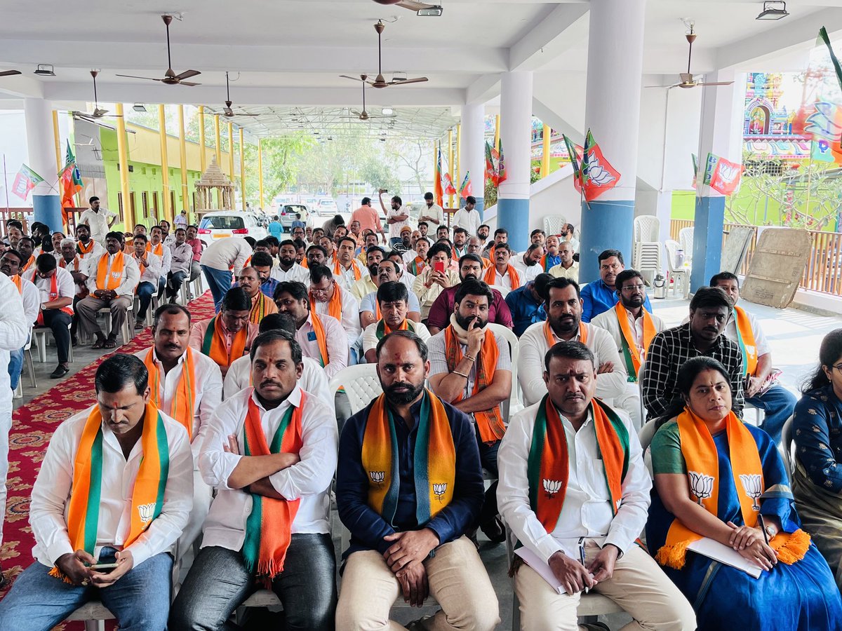 Aruna_DK's tweet photo. Took part in Quthbullapur Assembly Review meeting.

కుత్బుల్లాపూర్ నియోజకవర్గం చిత్తారమ్మ ఆలయంలో ఏర్పాట్లు చేసిన అసెంబ్లీ స్థాయి సమీక్ష సమావేశంలో పాల్గొనడం జరిగింది.

#BJP4Telangana https://t.co/jqpWGGY6Mg