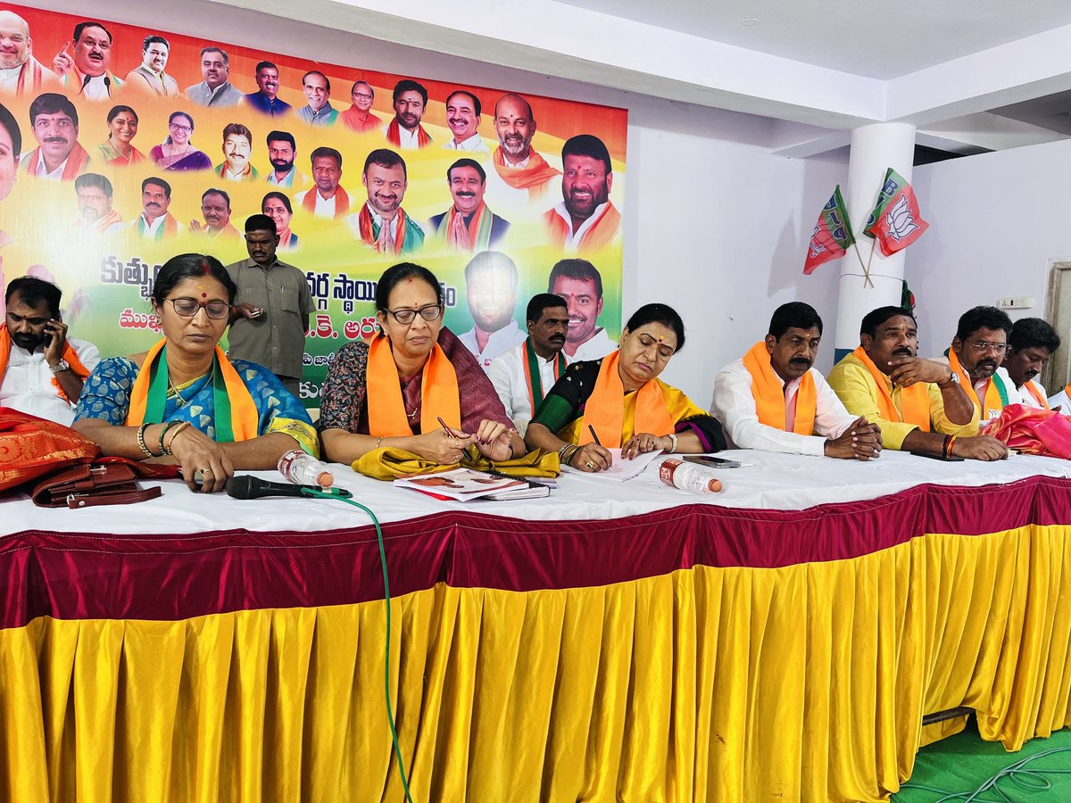 Aruna_DK's tweet photo. Took part in Quthbullapur Assembly Review meeting.

కుత్బుల్లాపూర్ నియోజకవర్గం చిత్తారమ్మ ఆలయంలో ఏర్పాట్లు చేసిన అసెంబ్లీ స్థాయి సమీక్ష సమావేశంలో పాల్గొనడం జరిగింది.

#BJP4Telangana https://t.co/jqpWGGY6Mg