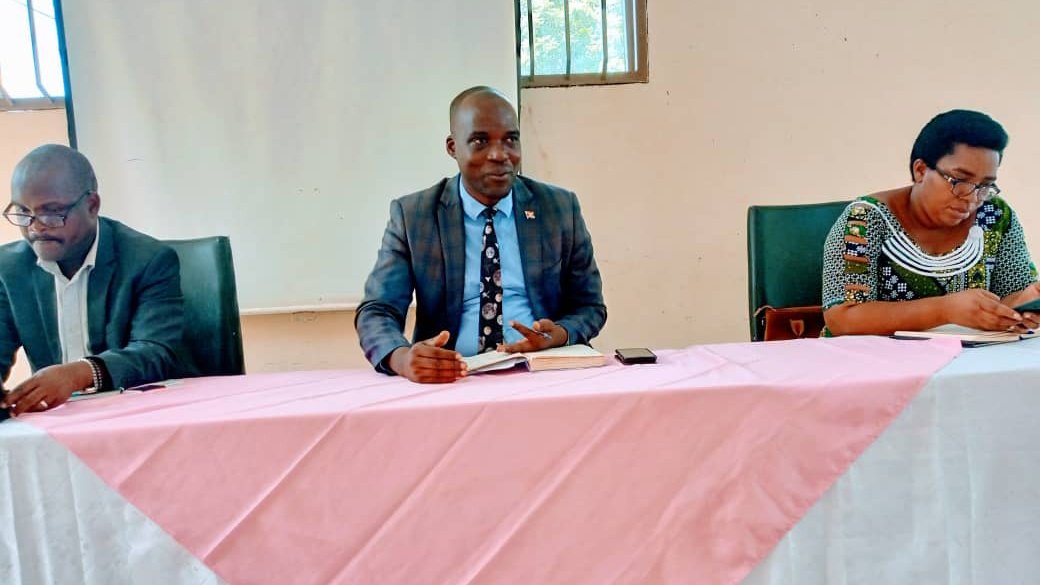BuhumuzaProvinc's tweet photo. #Burundi Kur'uyu wa 4/1/2023, buramatari wa @MuyingaProvince ariko aragiriranira inama na bamusitanteri hamwe n'abarongoye ubuzi butandukanye bugize ubuzima bw'intara,mu ntumbero yo kwirimbura mu vyaranguwe uyu mwaka wa 2022,no kwiha intumbero nshasha hamwe no gukorana neza. https://t.co/pEwIVBBupO