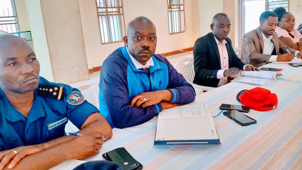 BuhumuzaProvinc's tweet photo. #Burundi Kur'uyu wa 4/1/2023, buramatari wa @MuyingaProvince ariko aragiriranira inama na bamusitanteri hamwe n'abarongoye ubuzi butandukanye bugize ubuzima bw'intara,mu ntumbero yo kwirimbura mu vyaranguwe uyu mwaka wa 2022,no kwiha intumbero nshasha hamwe no gukorana neza. https://t.co/pEwIVBBupO
