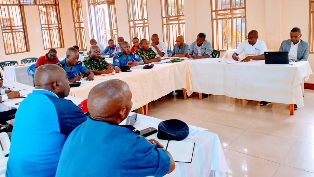 BuhumuzaProvinc's tweet photo. #Burundi Kur'uyu wa 4/1/2023, buramatari wa @MuyingaProvince ariko aragiriranira inama na bamusitanteri hamwe n'abarongoye ubuzi butandukanye bugize ubuzima bw'intara,mu ntumbero yo kwirimbura mu vyaranguwe uyu mwaka wa 2022,no kwiha intumbero nshasha hamwe no gukorana neza. https://t.co/pEwIVBBupO