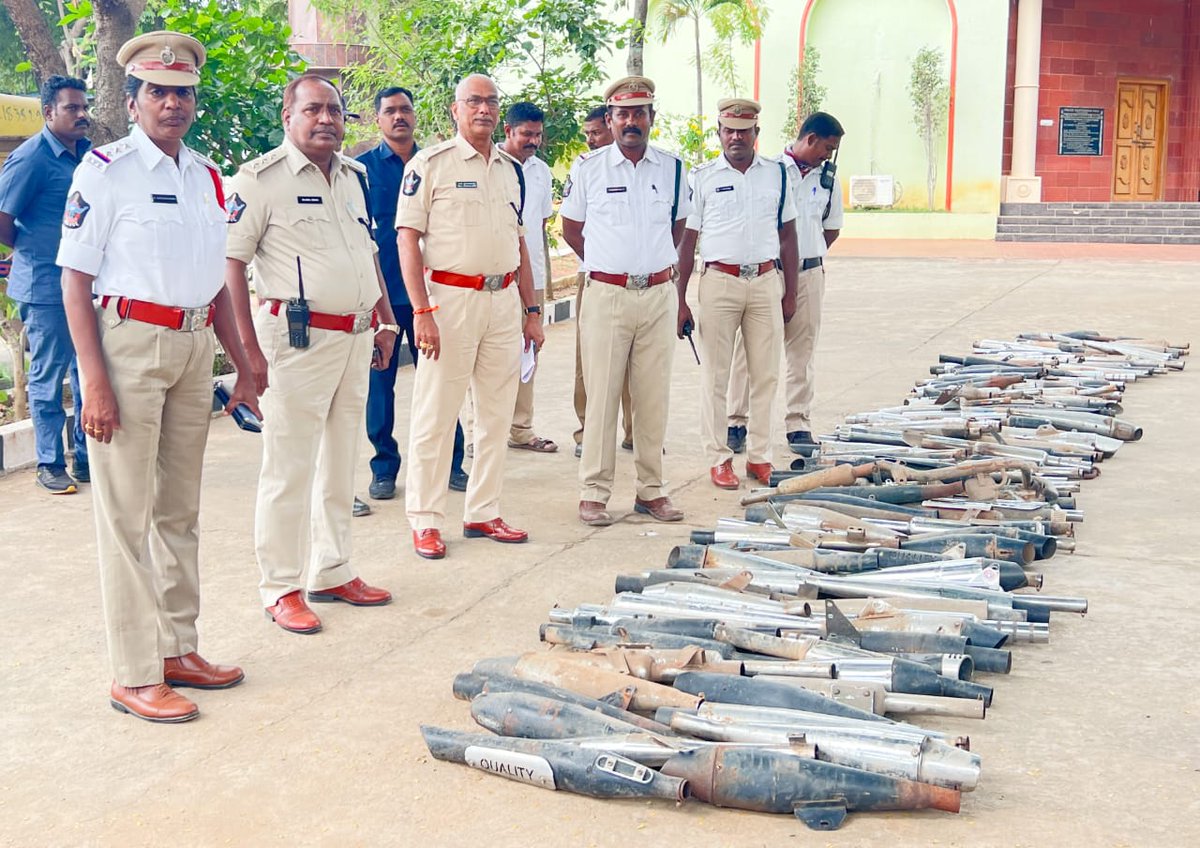 sp_nlr's tweet photo. SPS నెల్లూరు జిల్లా
అధిక శబ్దం చేసే సైలెన్సర్లు అమర్చి వాహనాలు నడిపితే కఠిన చర్యలు-జిల్లా యస్.పి. శ్రీ విజయ రావు, IPS.,గారు.
విపరీతమైన ధ్వని పుట్టించే సైలెన్సర్ల బైకర్లపై ఉక్కుపాదం మోపుతున్న నెల్లూరు ట్రాఫిక్ పోలీసులు. #specialdrive #highsound #silencer #removed @APPOLICE100 https://t.co/RVOx5XPKeG