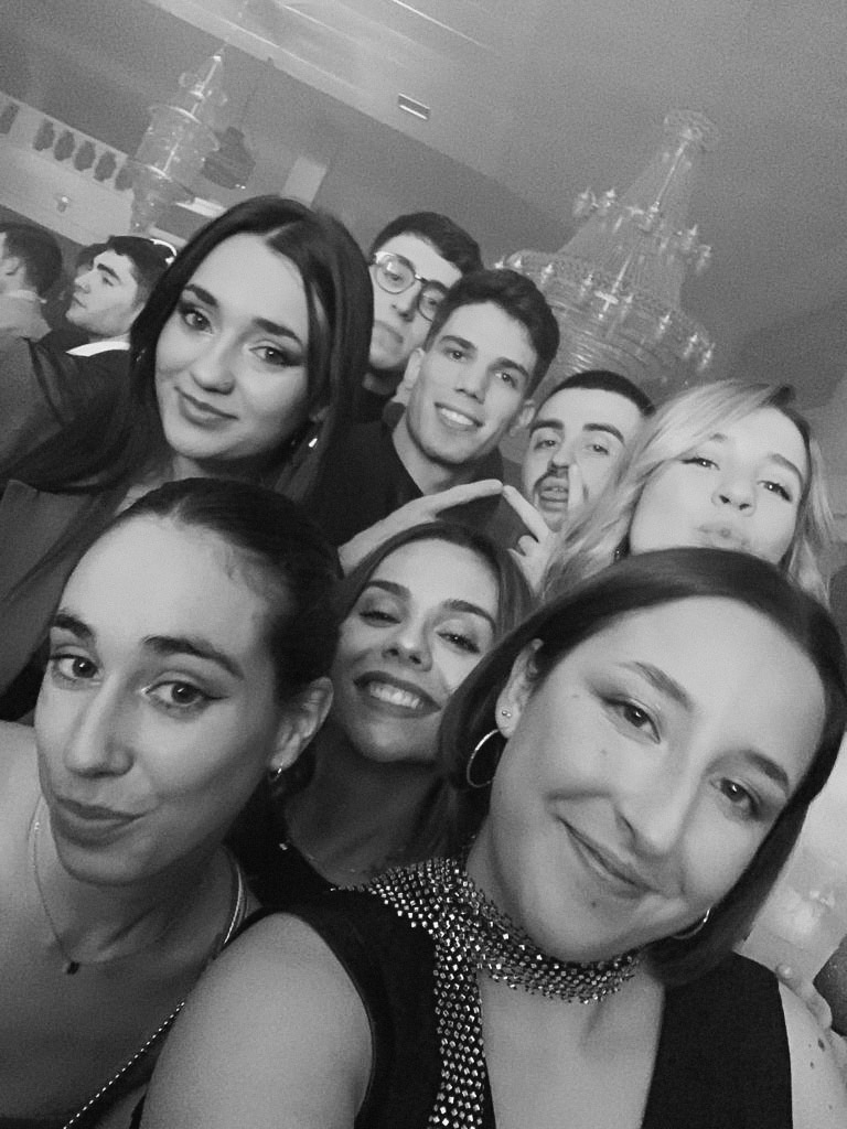 NereFdez98's tweet photo. súper bien acompañada en mi primer día del año✨🧡 https://t.co/FUab4CG1pH