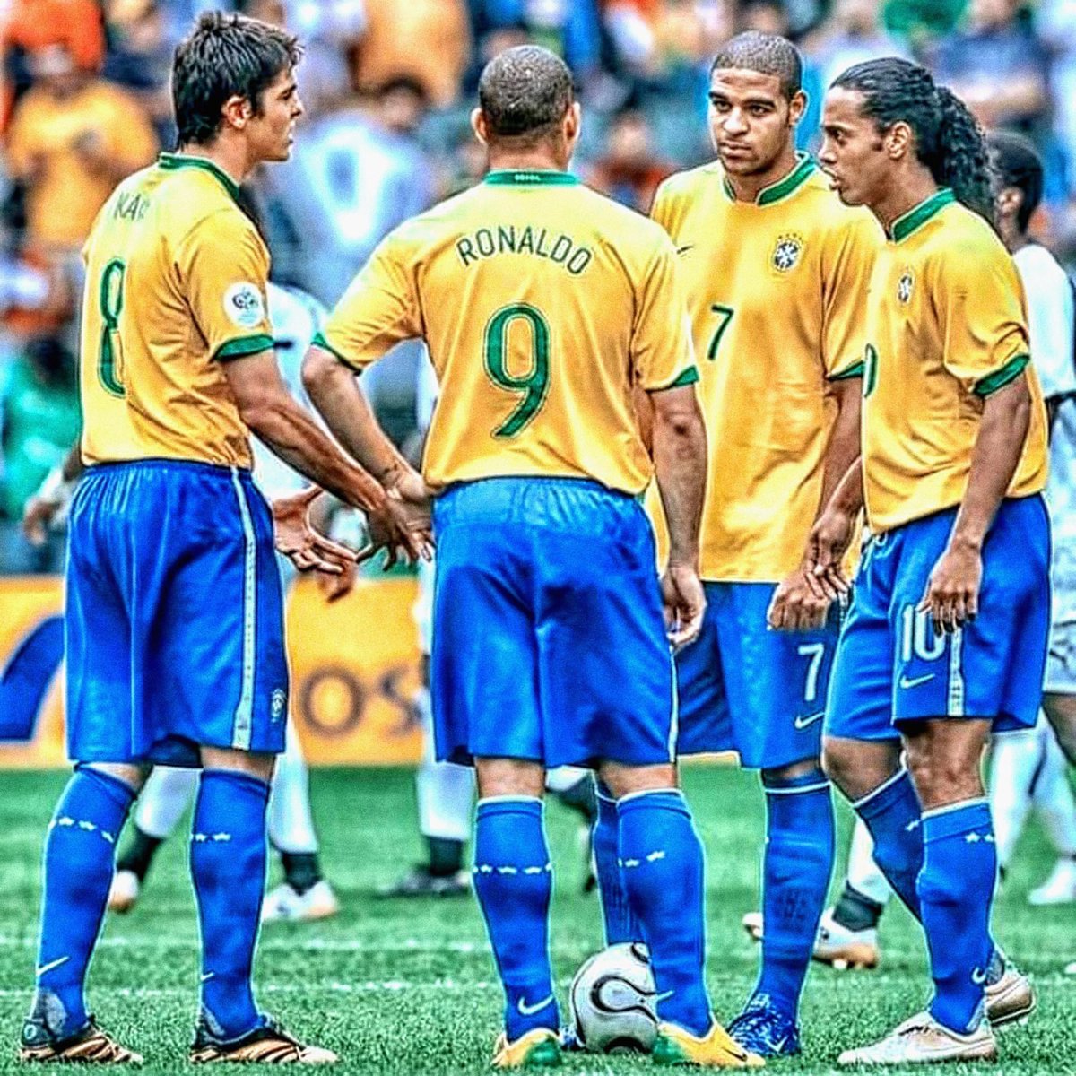 FrankKhalidUK's tweet photo. 𝐋𝐮𝐢𝐬 𝐅𝐞𝐥𝐢𝐩𝐞 𝐒𝐜𝐨𝐥𝐚𝐫𝐢 “1 day I went into the dressing room to talk about tactics, but when I saw Ronaldo, Ronaldinho, Kaka, Adriano, Roberto Carlos and Cafu in front of me, I said to them: 'Get out, play and be yourselves, I'll warn you if I make any changes." 🇧🇷 https://t.co/xjXnDhWnV6