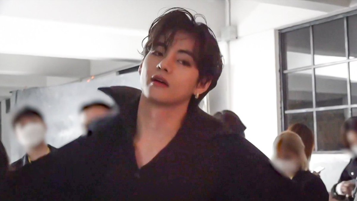 95SCONCERT's tweet photo. This iconic look of taehyung.. https://t.co/Cwf1Vigpxm