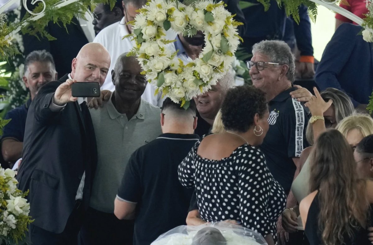 twitkalk's tweet photo. PromiSelfies am Sarg von Pelé. 
Der Mann hat einfach Stil!
Wundert mich nur, dass er sich nicht noch lachend neben die Leiche gelegt hat - 
DAS wäre mal ein cooles Bild geworden!
#Infantino #SargSelfie #FickDenFußball #MitGeldGehtAlles #BitteLächeln #Grinseglatze #BlofeldsBrother https://t.co/tFIFnuSH60