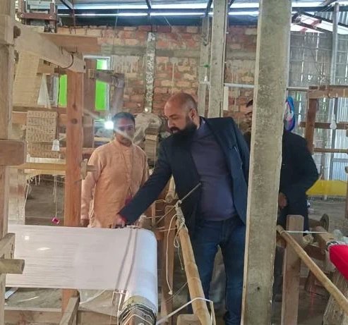 mriganka_dr's tweet photo. A experience to be present at valediction Prog of #LEDP on production of #sanitarypads & #bags under #janashakti_bikas_mancha , supported by NABARD, women r engaged in making of sanitary pads & apparels of #paat .. @Phanindranath @jayanta_malla @BJP4NALBARI @BJP4India @BJP4Assam https://t.co/gxdvDibvfx