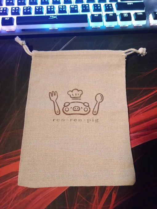 買了一堆嫩嫩豬繪製的生肖跟星座杯墊!
還有一個可愛的束口袋!之後拿來裝豹龍
很喜歡杯墊的圖案!之後找適合的杯具來跟它們作伴!

其實很早就拿到了只是因為想到那個數量就有點懶得打開來w
#嫩嫩的泥坑 