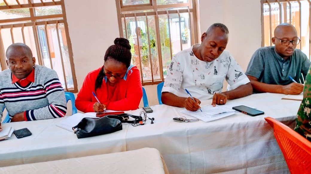 BuhumuzaProvinc's tweet photo. Buramatari wa @MuyingaProvince Jean Claude #Barutwanayo asaba indongozi kwama zikorana neza nabo zirongoye kugira ngo akazi karangurwe hisunzwe akarangamutima k'akazi n'amategeko .
Yasavye abarongoye ubutungane kuza baranyarutsa guca imanza.
@MininterInfosBi 
@MiniJustice_BDI https://t.co/Ukh5f8ctvL