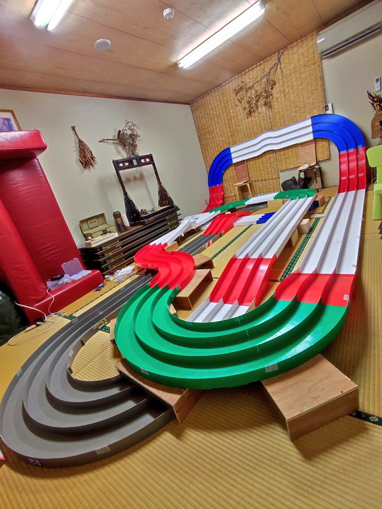 Cmc_Mini4wd's tweet photo. 1月6日(金)は《Weekend Circuit》ですー!
🏎️\(°∀°)✨
開催場所は #SAVEAREA の和室部屋よー!コースはなんと80度バンク!エグイッ!!
《第1・第3金曜日》の月2日開催!
m(°∀°)m📅✨
★大人800円・子供400円 (1drink付)
★18時半~22時までの営業!!
是非ー!!
#ミニ四駆
#タミヤ
#mini4wd https://t.co/vwrL87OICN