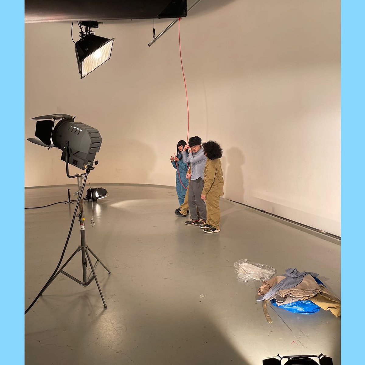 linen_studio0's tweet photo. どうも皆様初めてまして、デザイン担当のハヤシです!
昨日解禁になったフライヤーを制作させてもらいました!
このフライヤーはテーマである線をモチーフに代表のミシロと一緒に考えながら制作しました。
沢山の方にこの舞台を見て頂きたいなと思います!
#design
#舞台
#演劇
#劇団
#StudioLinen https://t.co/KqNOJzRHXw