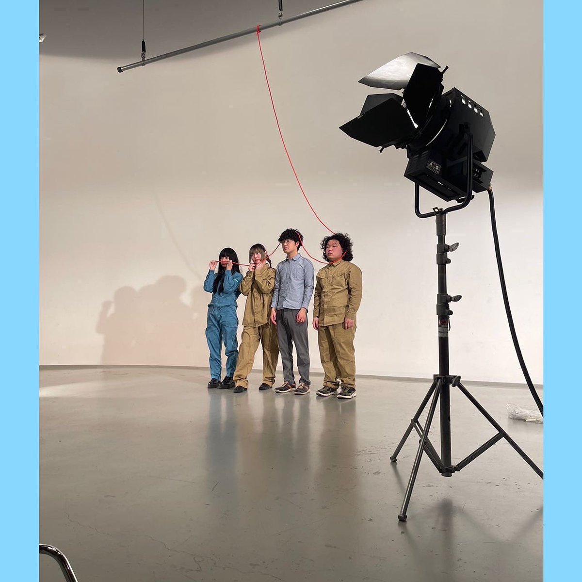 linen_studio0's tweet photo. どうも皆様初めてまして、デザイン担当のハヤシです!
昨日解禁になったフライヤーを制作させてもらいました!
このフライヤーはテーマである線をモチーフに代表のミシロと一緒に考えながら制作しました。
沢山の方にこの舞台を見て頂きたいなと思います!
#design
#舞台
#演劇
#劇団
#StudioLinen https://t.co/KqNOJzRHXw