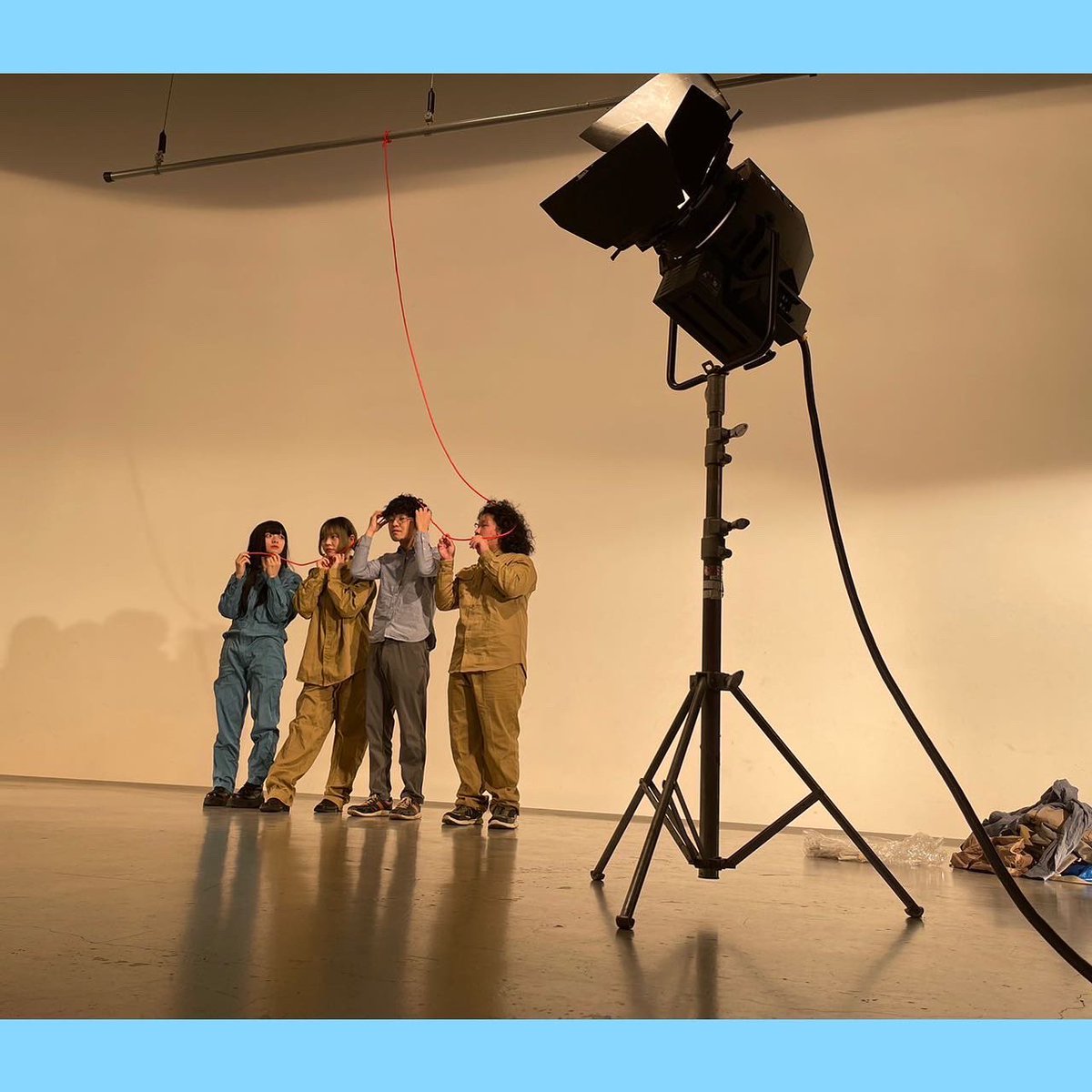 linen_studio0's tweet photo. どうも皆様初めてまして、デザイン担当のハヤシです!
昨日解禁になったフライヤーを制作させてもらいました!
このフライヤーはテーマである線をモチーフに代表のミシロと一緒に考えながら制作しました。
沢山の方にこの舞台を見て頂きたいなと思います!
#design
#舞台
#演劇
#劇団
#StudioLinen https://t.co/KqNOJzRHXw