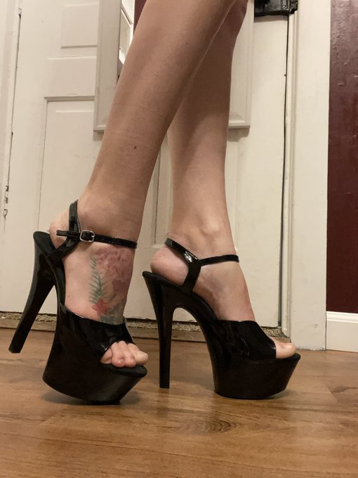 Got some new lingerie and shoes in the mail yesterday 😈 https://t.co/HyrNZNiVh4