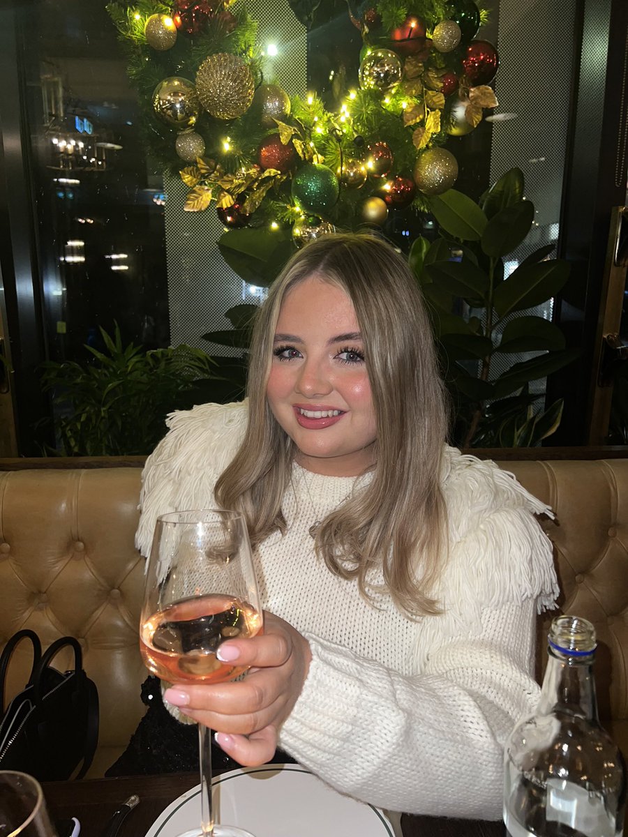 hanlynnx's tweet photo. Edinburgh 🫶🏻🥂🥰 https://t.co/5rYYscRkm1