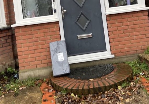 LisaJen71834437's tweet photo. Why does @Evri__Delivery think that this is classed as delivered??? Parcel is not there. So looks like it’s possibly been stolen!! Make it make sense!!!! Disgusting https://t.co/RfTx7Bglw0