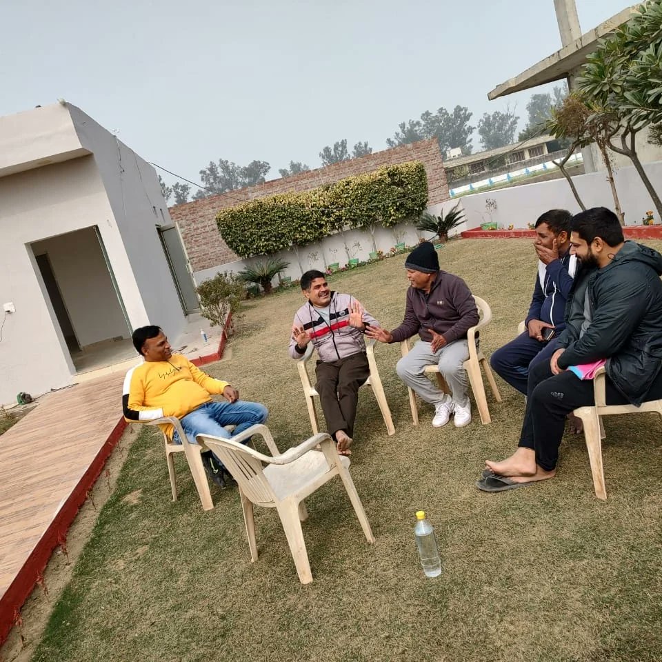 nigamparshad24's tweet photo. वार्ड 24 के निगम चुनाव में ई ब्लॉक अवंतिका निवासी हमारे साथी श्रीमान आनंद कौशिक जी व उनकी टीम ने बहुत सराहनीय काम किया था, आज वृंदावन में उनकी साइट साधना धाम पर जाकर आनंद जी के साथ चाय पीते हुए ई ब्लॉक की समस्याओं के बारे में चर्चा की एवं उनका धन्यवाद किया 🙏🙏 https://t.co/VFM2Z6MtIM