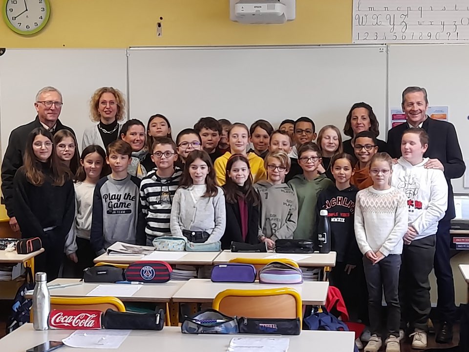 brunobelin's tweet photo. 🔵 A Smarves ce mercredi matin pour parler du Sénat avec les élèves de CM2 dans le cadre du Parlement des enfants https://t.co/j1AjHlDkZt