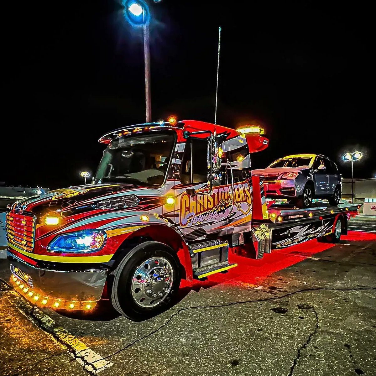 Ikke vanskelig å få øye på - redningsbil med refleksfolier og printfolier fra 3M. #3mij180 #3m680 #foliering #bilfoliering #bildekor #wrapped #wrapping #carwrap #carwrapping #vehiclewrap #towlife  buff.ly/3jMTn6M