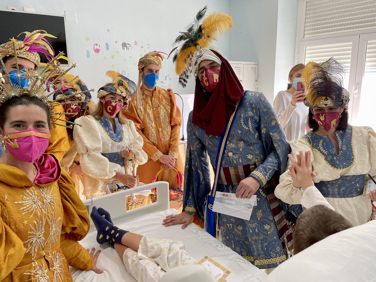 HUPMCadiz's tweet photo. Ya se acercan los Reyes Magos, el #carteroreal y la #estrelladeoriente están en el @HUPMCadiz recogiendo las cartas a los niños que pasan estas fiestas con nosotros… 👑👑👑 https://t.co/OF6tpxzFZk