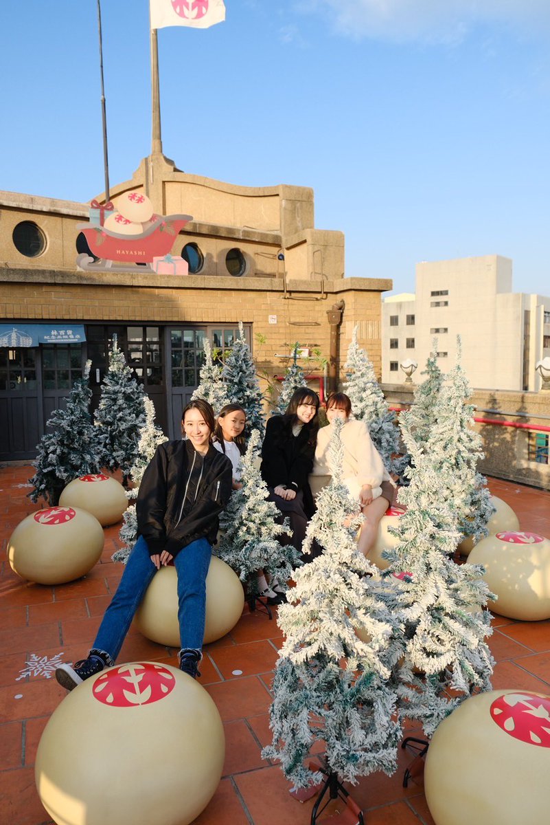 satotwjp's tweet photo. @haruka840616 と @Kanna_momlife 台南へようこそ🫶🏻

#林百貨 はまだクリスマス仕様！ https://t.co/OX4tj3Zc8V
