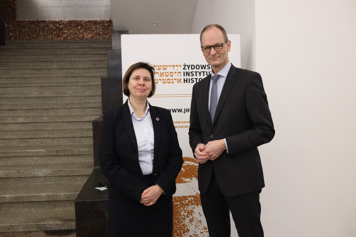 JHIInstytut's tweet photo. Za nami kolejne wyjątkowe spotkanie w #ZIH. Nasze wystawy obejrzał @Amb_Niemiec Thomas Bagger. To nie pierwszy raz kiedy współpracujemy z Ambasadą 🇩🇪i cieszymy się już na kolejne wspólne działania. https://t.co/AJPXXGrolJ