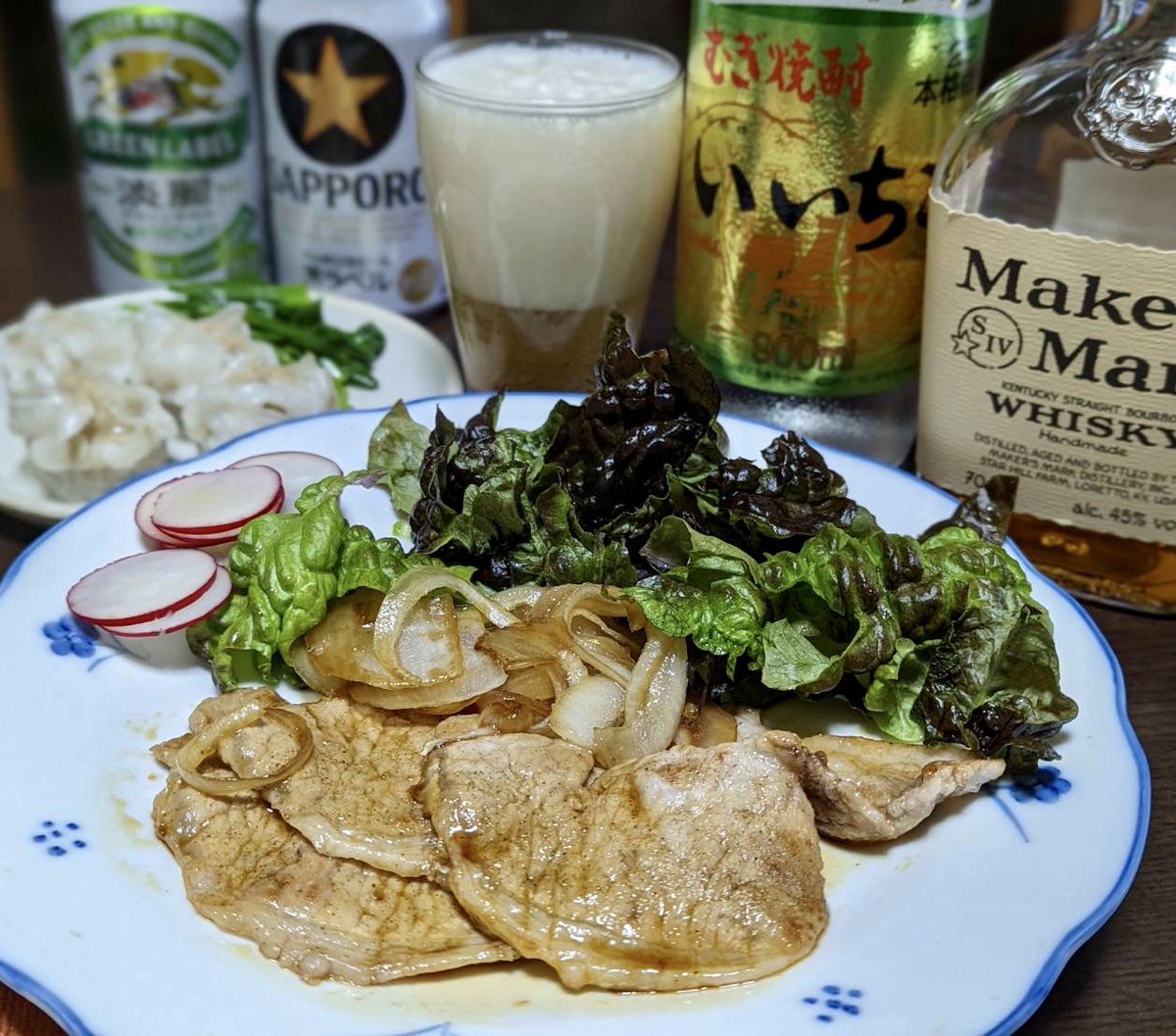 chiko1960chan's tweet photo. お節料理好きだけど流石に昨日はピザ、今日は豚肉のソース炒めとシチュー😋　今年はいい年になりそう😊 https://t.co/nX3Db858f1