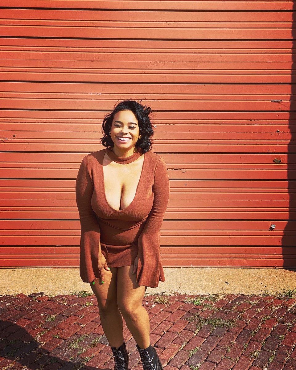 SarahTM05's tweet photo. 3 piece and a biscuit #goodmorning #grandrising #single #happywoman #dress https://t.co/jgKmkmyHd0