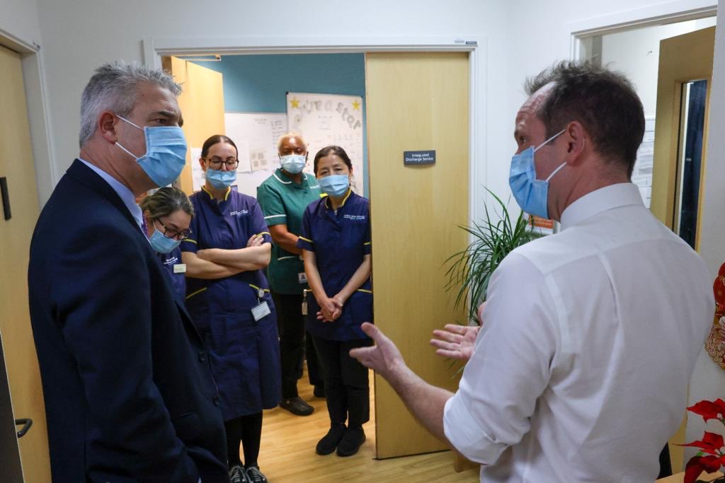 SteveBarclay's tweet photo. The NHS is under pressure this winter following the pandemic and a surge in Covid and flu cases.

I spoke with @uclh staff on the frontline today and toured the 'discharge lounge' which helps patients leave hospital when ready, freeing up beds and reducing long waits. https://t.co/XfRkJ5sHLc