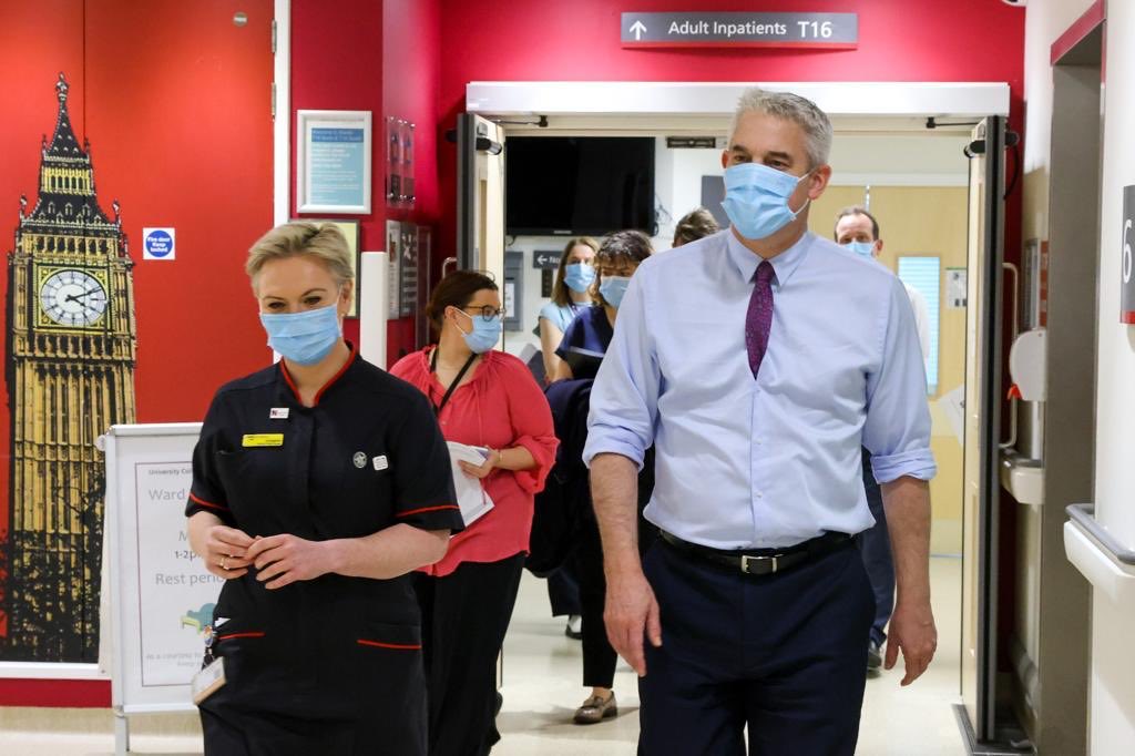 SteveBarclay's tweet photo. The NHS is under pressure this winter following the pandemic and a surge in Covid and flu cases.

I spoke with @uclh staff on the frontline today and toured the 'discharge lounge' which helps patients leave hospital when ready, freeing up beds and reducing long waits. https://t.co/XfRkJ5sHLc