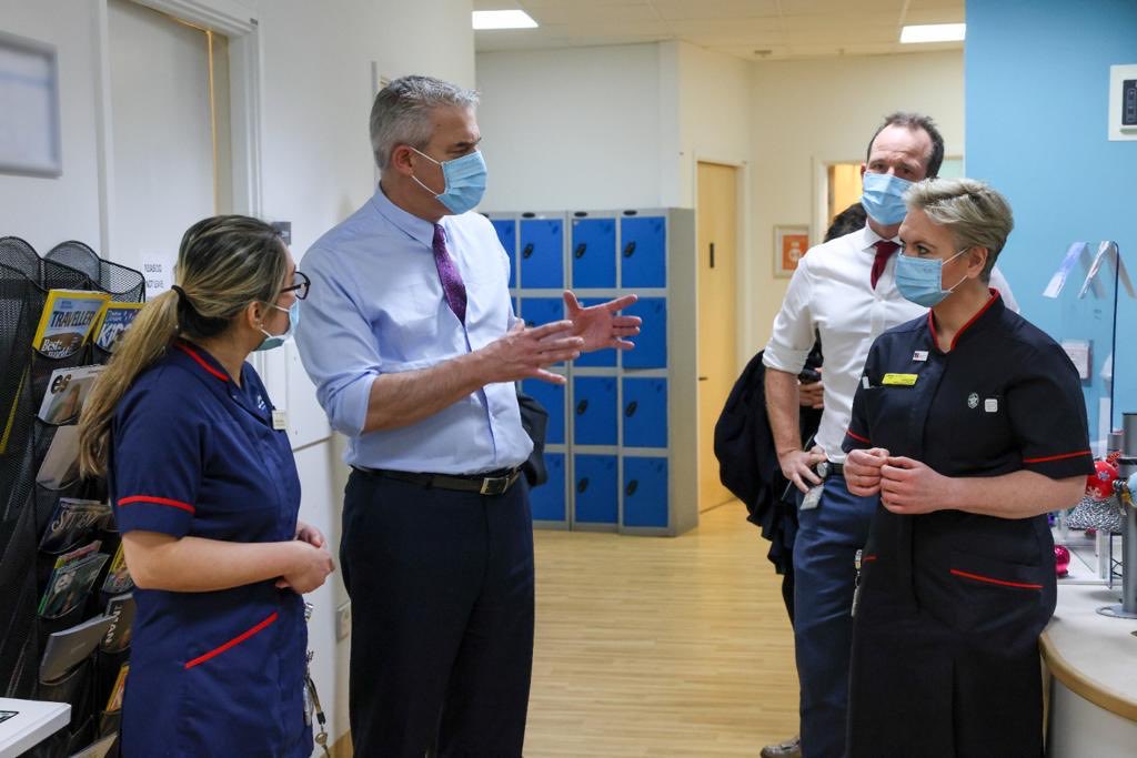 SteveBarclay's tweet photo. The NHS is under pressure this winter following the pandemic and a surge in Covid and flu cases.

I spoke with @uclh staff on the frontline today and toured the 'discharge lounge' which helps patients leave hospital when ready, freeing up beds and reducing long waits. https://t.co/XfRkJ5sHLc