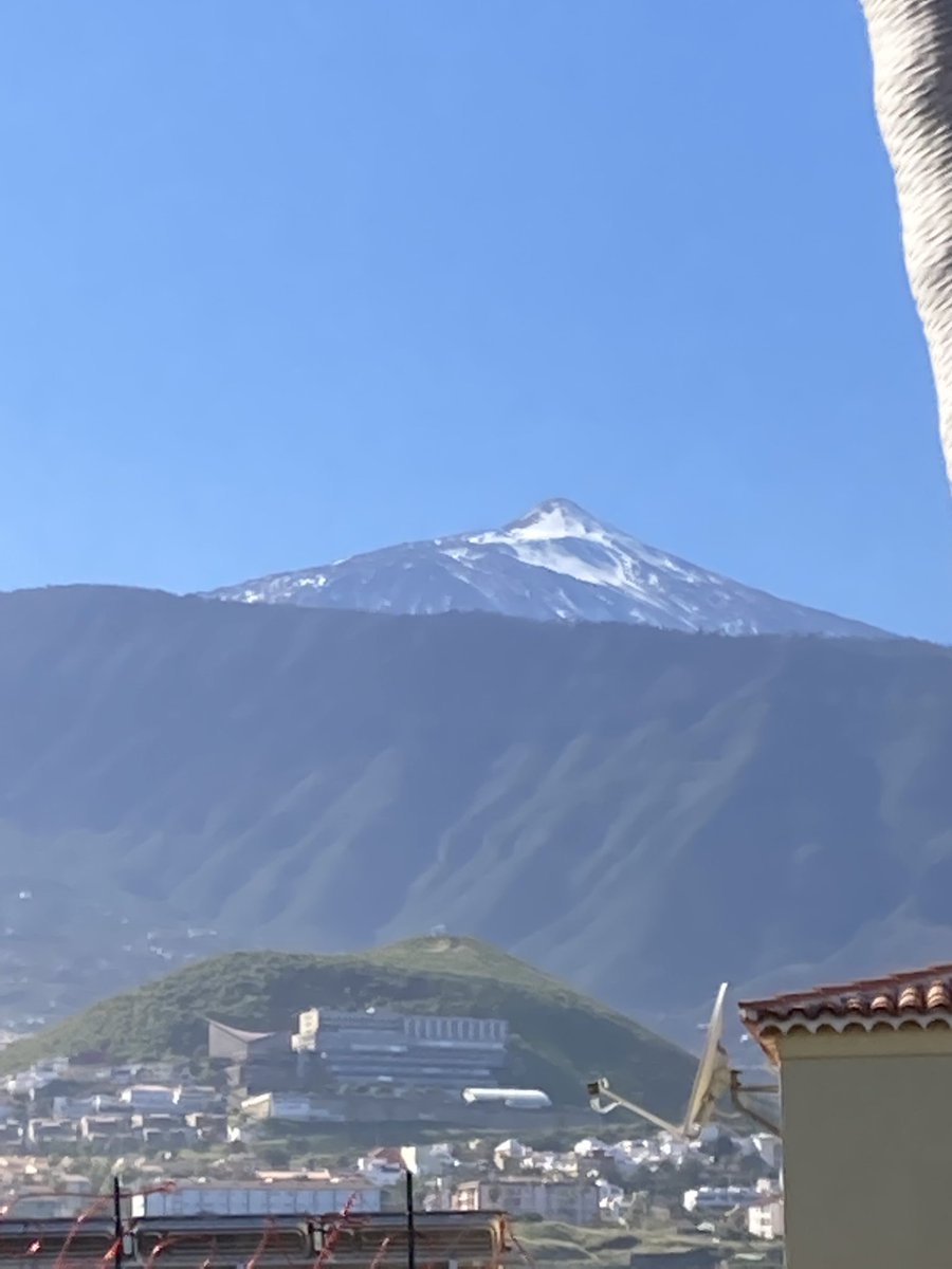 ADayOnTenerife's tweet photo. #Vacaciones 🌞 #Canarias 🏝 #Tenerife 🌴 #PuertoDeLaCruz 🏖 #Albertos ☕️ #Teide 🌋 #Snowcap 🏔 https://t.co/BC1lss7Ydo