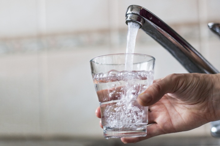 Energian säästäminen on tällä hetkellä tärkeää ja se tulisi toteuttaa terveysvaikutuksia unohtamatta. Yksi huomionarvoinen asia on legionellabakteeri, johon liittyen valvontaa kunnissa tullaan lisäämään ensi vuoden alussa. #ympäristöterveys valvira.fi/-/kiinteiston-…