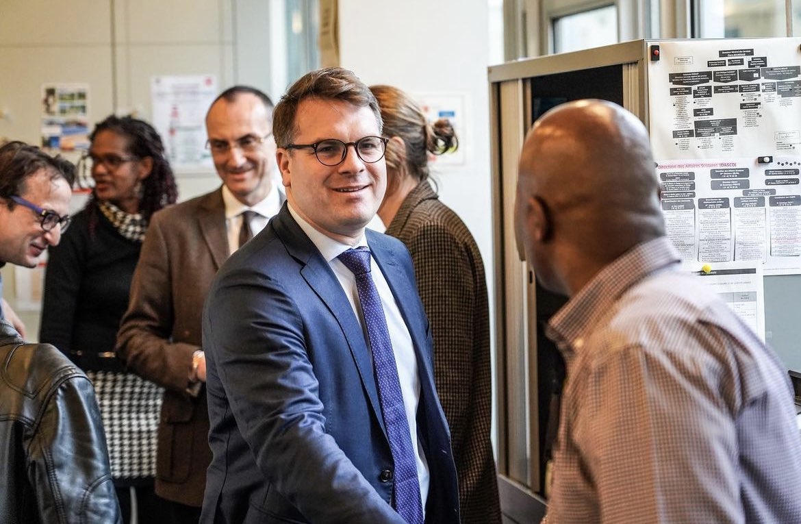 Alix_Bougeret's tweet photo. Traditionnelle visite des services de @Mairie17 avec @geoffroyboulard pour souhaiter aux agents, avec le directeur général des services, nos meilleurs vœux pour 2023 ! #bonneannee2023 https://t.co/CeyWLthGRg