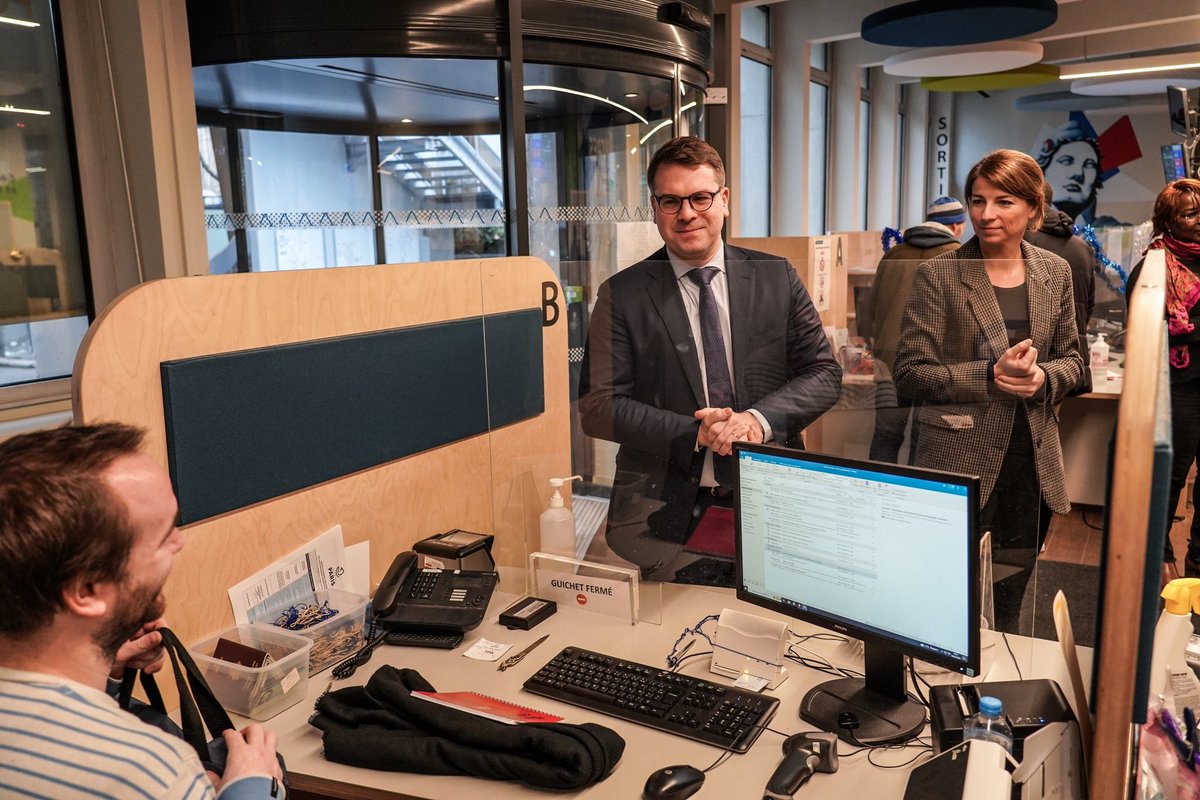 Alix_Bougeret's tweet photo. Traditionnelle visite des services de @Mairie17 avec @geoffroyboulard pour souhaiter aux agents, avec le directeur général des services, nos meilleurs vœux pour 2023 ! #bonneannee2023 https://t.co/CeyWLthGRg