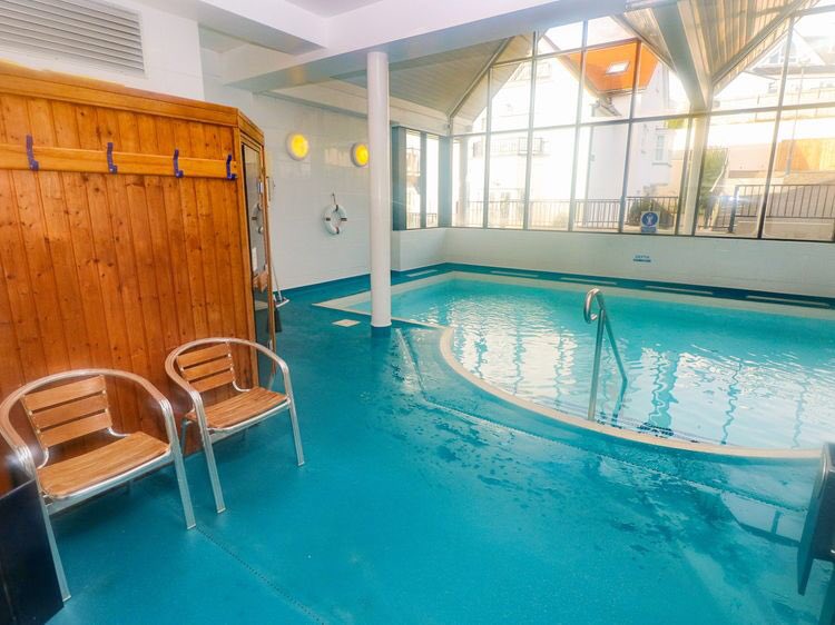 RedhillsAnnie's tweet photo. Have the winter blues? Fancy a luxury break by the sea in Tenby with indoor, pool and sauna? Late availability at a discounted rate. Book here https://t.co/beTx20j2KU https://t.co/M02Lx3LP07