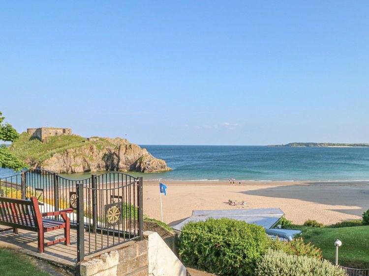 RedhillsAnnie's tweet photo. Have the winter blues? Fancy a luxury break by the sea in Tenby with indoor, pool and sauna? Late availability at a discounted rate. Book here https://t.co/beTx20j2KU https://t.co/M02Lx3LP07