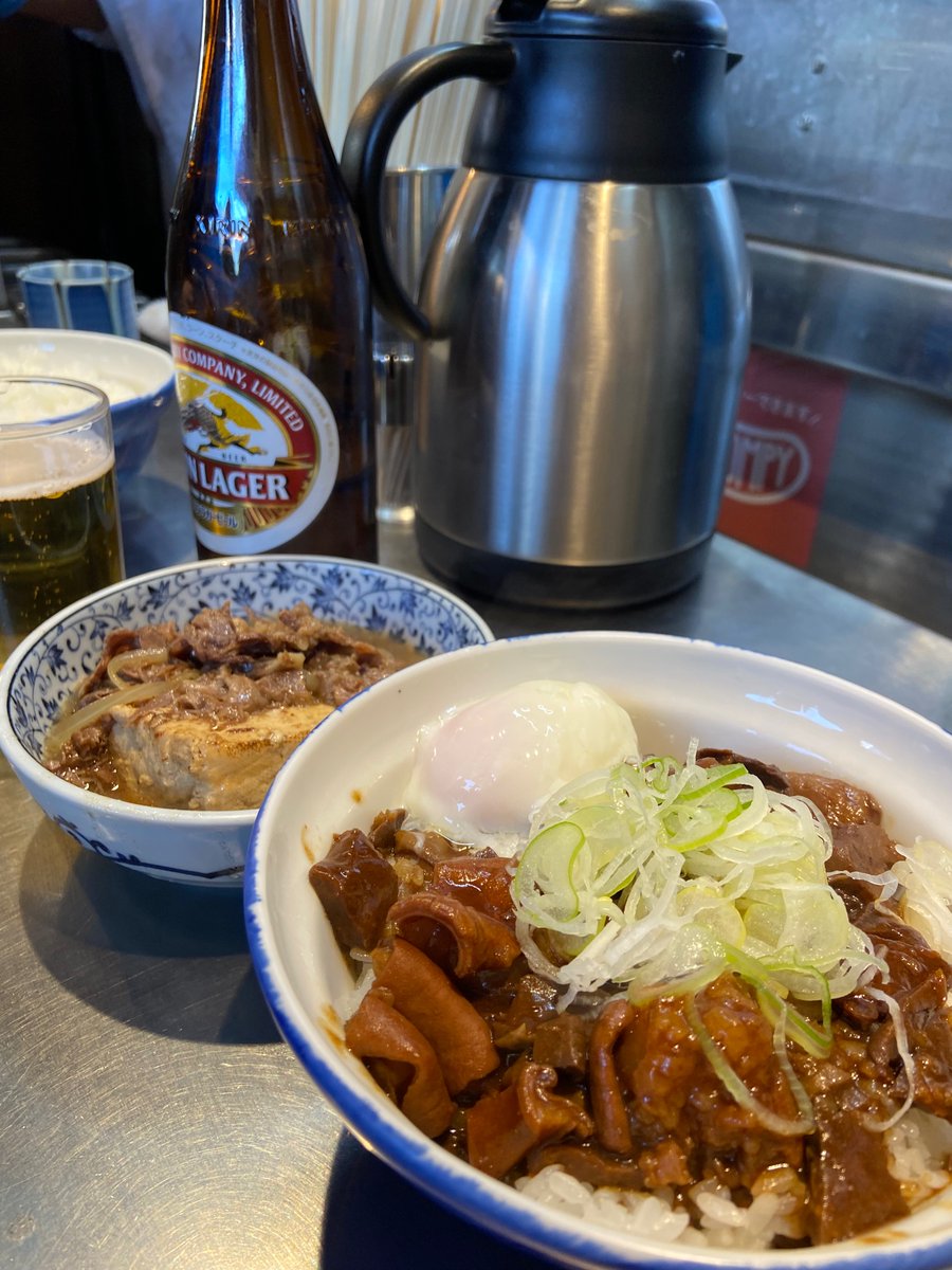 Shosan2022's tweet photo. 築地と言ったら海鮮丼？
いやいや、煮込みでしょ‼︎
と言わんばかりの大行列はここ‼︎

築地「きつねや」

王道の肉どうふやホルモン丼。
ご一緒に半熟卵とビールをどうぞ‼︎

#きつねや #築地 #築地きつねや #肉豆腐 #肉どうふ #ホルモン #ホルモン丼 #ビール #おつまみ #煮込み #回転早め #リピ�� https://t.co/HR2KnRIxgY