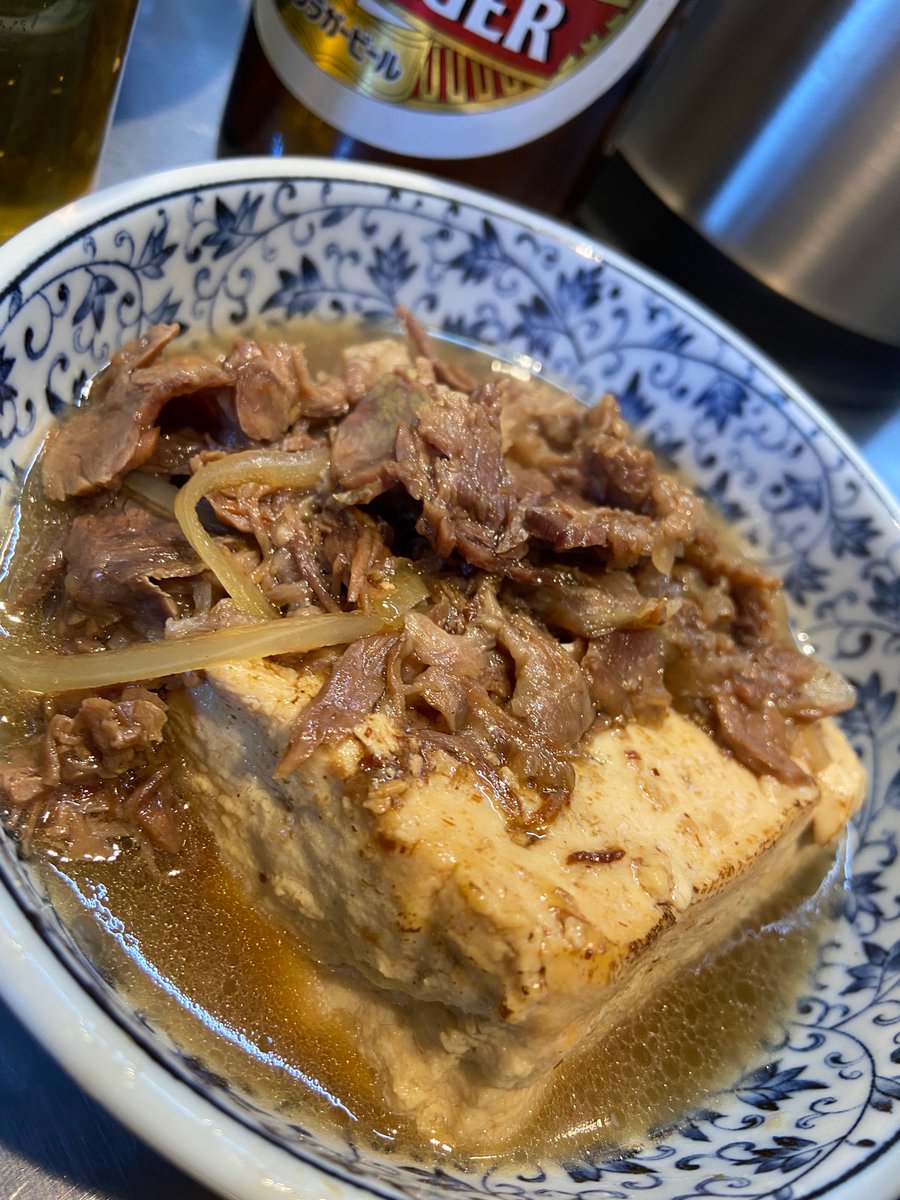 Shosan2022's tweet photo. 築地と言ったら海鮮丼？
いやいや、煮込みでしょ‼︎
と言わんばかりの大行列はここ‼︎

築地「きつねや」

王道の肉どうふやホルモン丼。
ご一緒に半熟卵とビールをどうぞ‼︎

#きつねや #築地 #築地きつねや #肉豆腐 #肉どうふ #ホルモン #ホルモン丼 #ビール #おつまみ #煮込み #回転早め #リピ�� https://t.co/HR2KnRIxgY