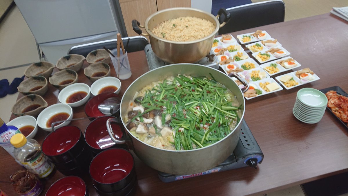 nagukei0409's tweet photo. 夜の食事何だかんだで３日目

除雪隊員達の米の摂取量がクラッシュしてるの���鍋＋わかめご飯＋サッポロ一番味噌ラーメンとする

こう見るともう相撲部屋みたいな絵面だ。

夜
博多風鶏の水炊き
#料理　#社食　#料理好きさんと繋がりたい https://t.co/8mZWfqf0c8