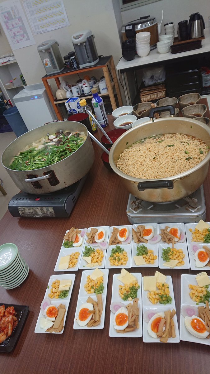 nagukei0409's tweet photo. 夜の食事何だかんだで３日目

除雪隊員達の米の摂取量がクラッシュしてるの���鍋＋わかめご飯＋サッポロ一番味噌ラーメンとする

こう見るともう相撲部屋みたいな絵面だ。

夜
博多風鶏の水炊き
#料理　#社食　#料理好きさんと繋がりたい https://t.co/8mZWfqf0c8