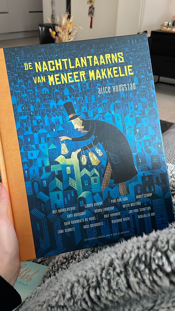 Dit boek met prachtige verhalen uitgelezen. Stuk voor stuk verhalen om bij weg te dromen. En wat een mooi illustraties staan erin! Aanrader 📚’De nachtlantaarns van meneer Makkelie’ <a href="/hvkuitgevers/">HooglandVanKlaveren</a>