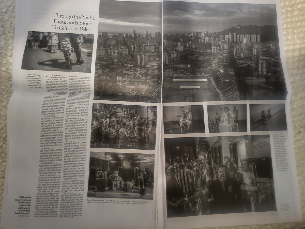 Duas páginas no NYTIMES de hoje sobre o velório de Pelé. Olhem a dimensão do rei do futebol. Os correspondentes <a href="/jacknicas/">Jack Nicas</a> e Dado Galdieri acompanharam os torcedores na fila para se despedir do maior de todos os tempos