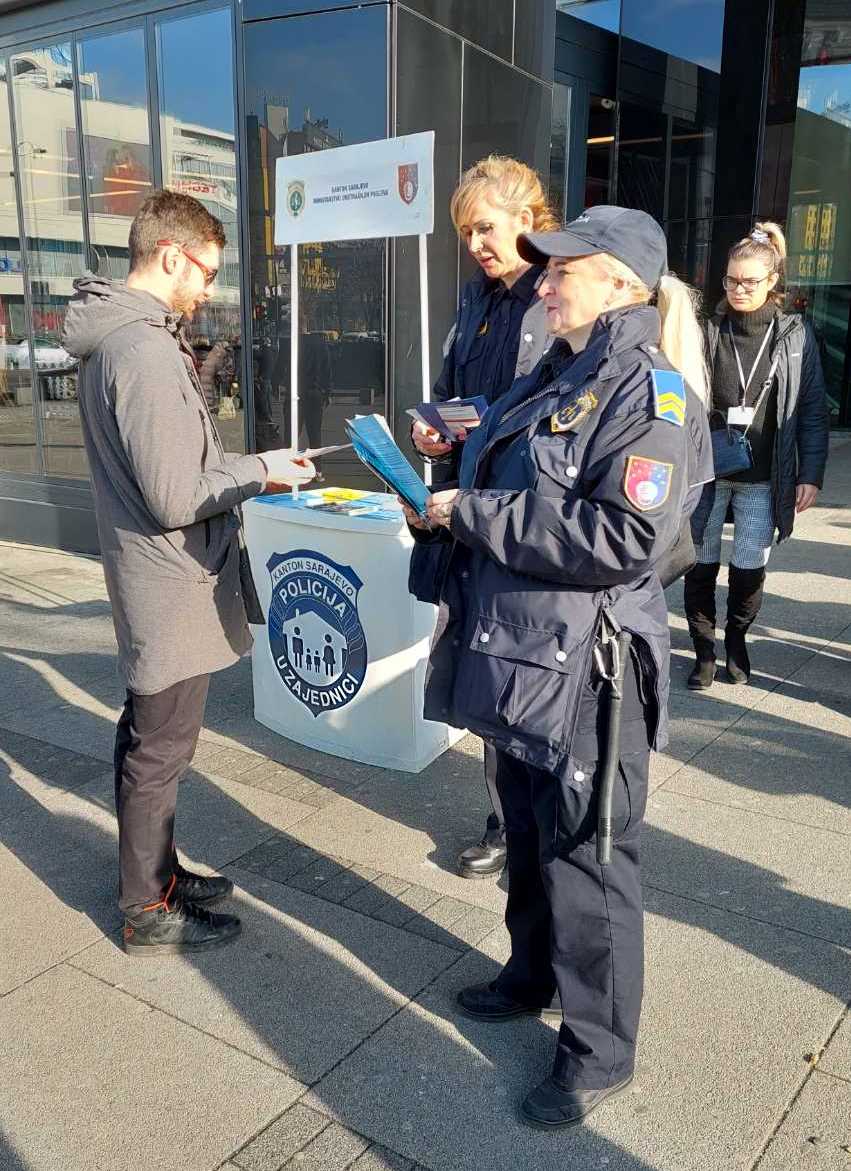 mup_ks's tweet photo. U okviru projekta “Prevencija i smanjenje prisustva nelegalnog oružja u BiH” (PILLAR) - uspješno realizirana kampanja "Slavi odgovorno - slavi bez vatrenog oružja".
@mup_ks #upravapolicije #undpbih #projekatpillar #budimoodgovorni #police #sarajevo https://t.co/5ImwlSNP7W