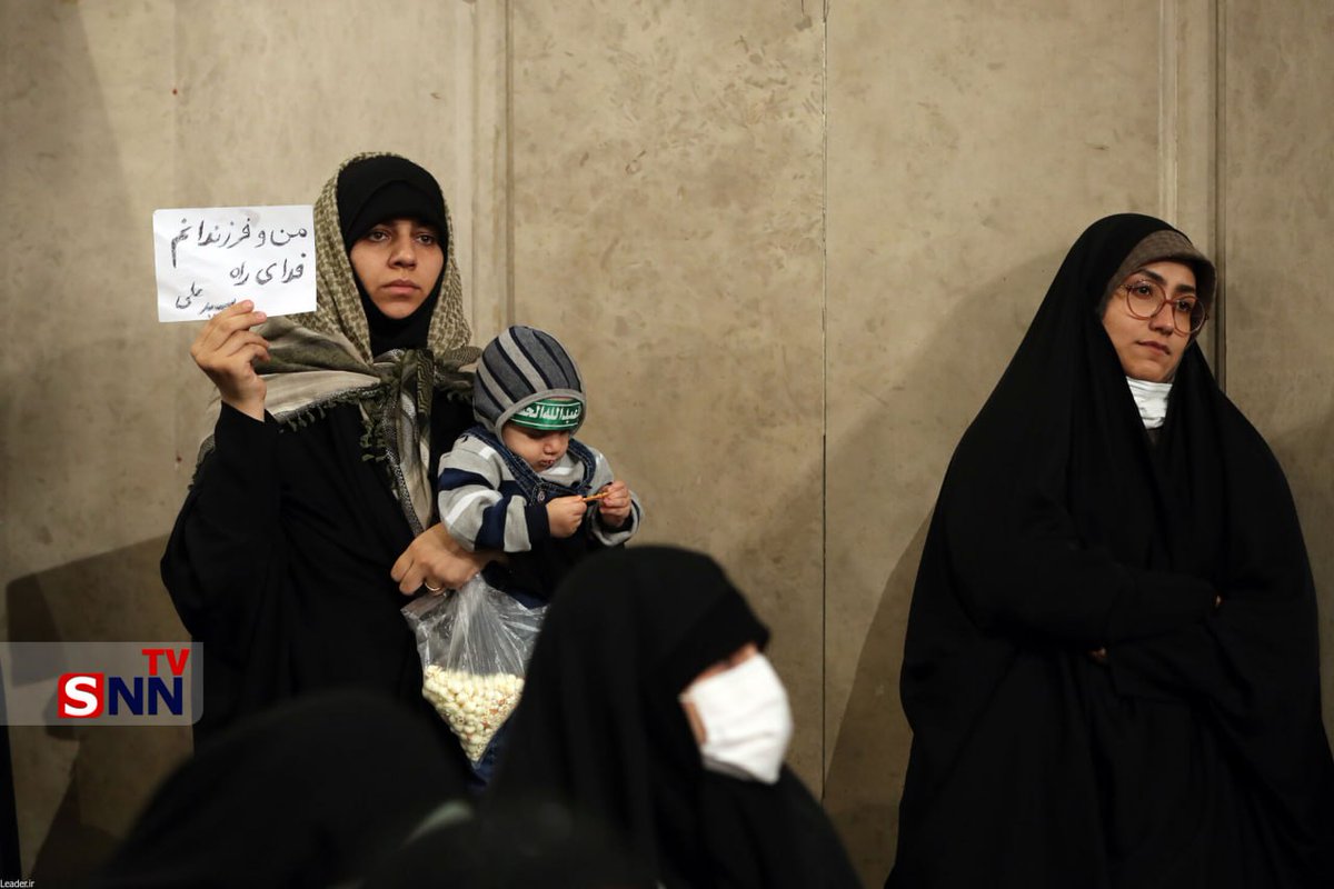 HosseiniMahshid's tweet photo. علی خامنه‌ای: «غربی‌ها در قرن‌های نوزدهم و بیستم، مسئله‌ی آزادی زن را مطرح کردند تا زنها را از خانه بکشند بیرون، ببرند کارخانه و از آنها استفاده کنند با مزد کمتر. واقعاً غربی‌ها زنهایشان در رنجند»

عکس اول: «زن مورد تایید خامنه‌ای» که در «رنج نیست»
عکس دوم: زنان غربی «در رنج» https://t.co/IdJT9HssKs
