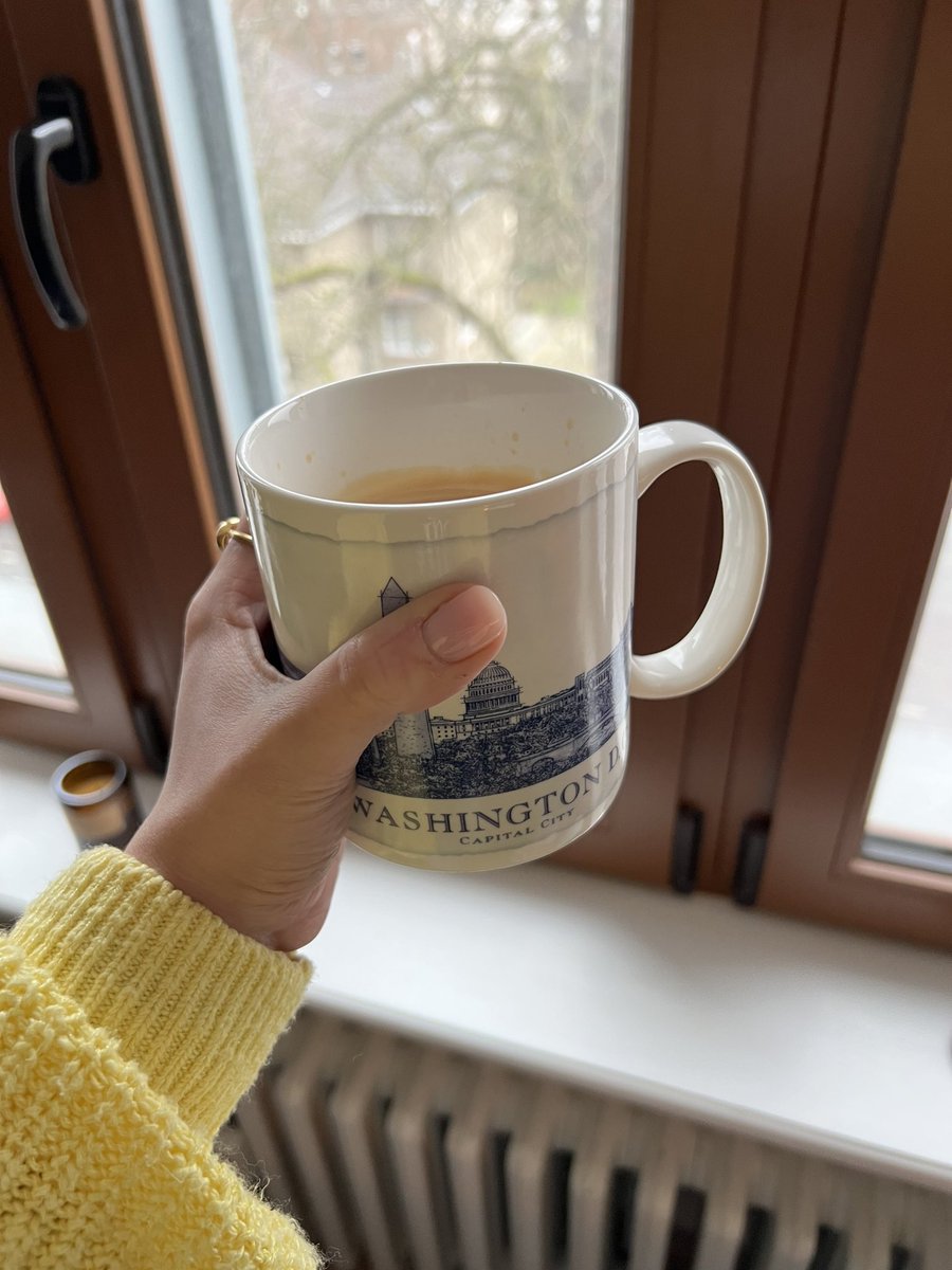 BONNe_Julia's tweet photo. Krass, das Jahr hat nur vier Tage gebraucht, bis es wieder die große Tasse Kaffee richten muss. #desperatelyneeded https://t.co/qU7UtuNZyj