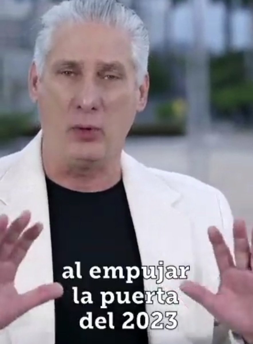 yuniortrebol's tweet photo. "Su gestualidad nos recuerda los matutinos de la primaria, donde alguna pionerita declamaba versos sin tener un mínimo control sobre el movimiento de sus manos. Sus maquillistas se excedieron en el empeño de hacer que se pareciera al ya fallecido Walter Mercado." https://t.co/3cxnqZX9RF