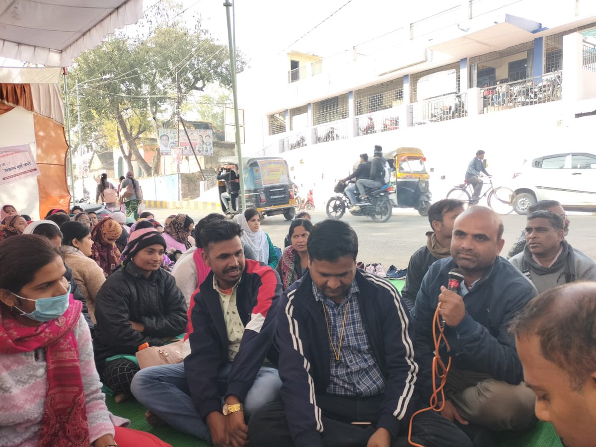 shrivas98273's tweet photo. @SatishG22913883 @DrPRChoudhary ना थके हैं पांव कभी
ना ही हिम्मत हारी है
हमने देखेहै कई दौर
और आज भी हड़ताल जारी है #NHM_कर्मचारी_हड़ताल_पर_हैं
#NHM_strike_madhypradesh
#NHM_MPसंविदा_संविदा_स्वास्थ्य_शोषण @PMOIndia @ZeeMPCG @Jansampark #COVID @ChouhanShivraj #we_want_justice #MPNHM #अभी_हड़ताल_जारी_हैं @aajtak https://t.co/pKvH6Pwq4g