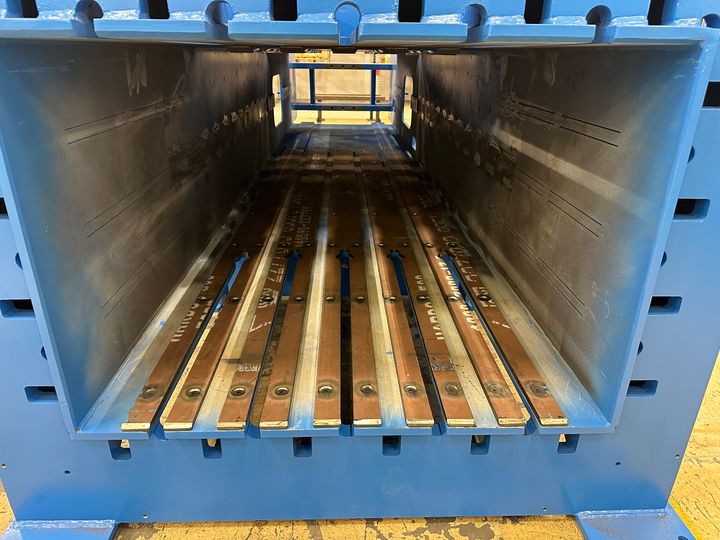 Are you baling waste or perhaps PET – then you should consider buying a baler with hardened steel plates in the friction chamber. It will prolong the lifespan of the machine. This LP85 VH1 is in the process of getting steel plates installed. #WorkshopWednesdayhttps://www.facebook