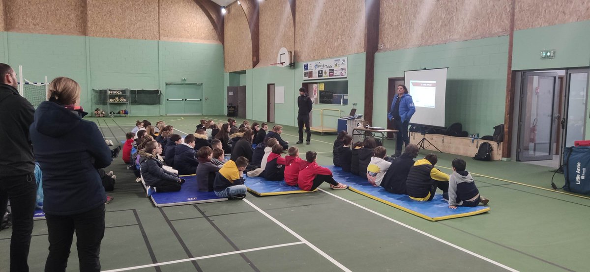 unss50's tweet photo. Journee départemental @unss50   jeunes officiels #unss:  arbitres , reporters, secouristes, coach , organisateurs  dans les districts  . 70 licenciés du district des Marais  au college Etenclin de La Haye du Puits https://t.co/2H5fHbEbqe
